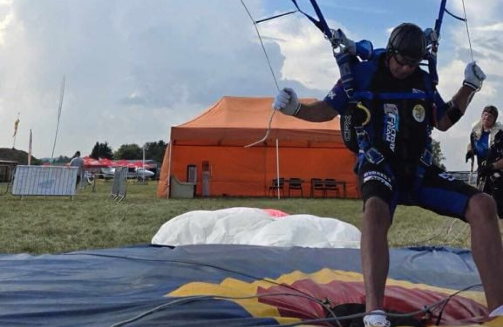 Les landing one of his jumps.